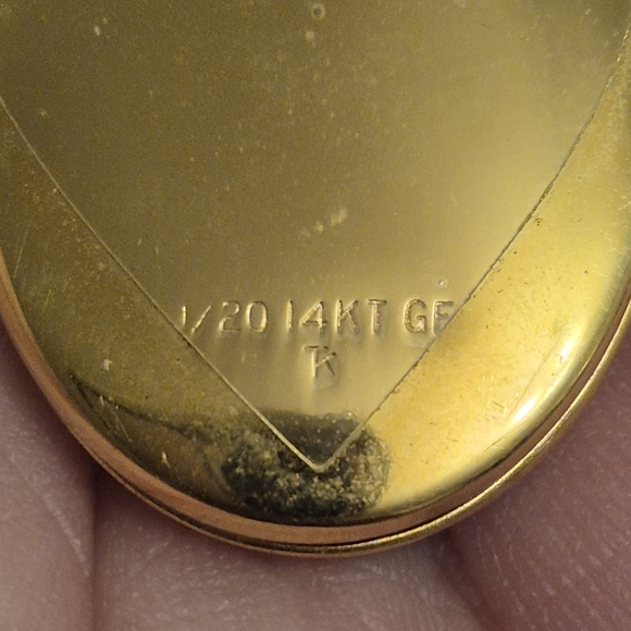 Elegant Gold Pendant Necklace - Picture 3 of 5